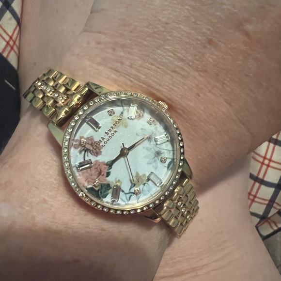 BEAUTIFUL gently used floral gold Olivia Burton watch! Retailed approx $230.00. - Picture 5 of 7